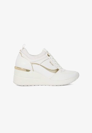 Witte sleehak sneakers met een gestructureerd ontwerp, voorzien van een gouden accent aan de zijkant en een veterluiting. Duurzaam materiaal en een gedempte zool.