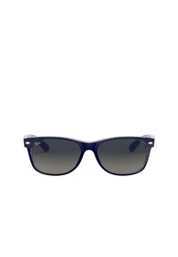 Occhiali da sole in plastica blu navy con lenti grigie sfumate, forma quadrata, dettagli bianchi sulle tempie e logo argentato sulla montatura.