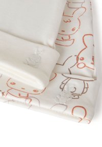 Mantas de tela blanca con textura suave, con diseños de conejitos impresos y bordados en naranja claro y acentos grises sutiles.
