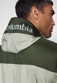 Columbia CHALLENGER™  - Vindjakke - safari/greenscape