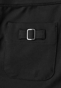 Tessuto nero con una tasca posteriore caratterizzata da un piccolo accento a fiocco e una fibbia metallica. Texture liscia con dettagli di cucitura visibili.