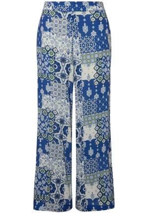 Pantaloni larghi a fantasia realizzati con un tessuto blu e bianco con dettagli verdi, che mostrano intricate decorazioni geometriche e floreali.