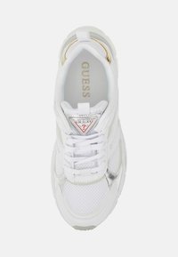 Hvide sneakers med mesh- og syntetisk overdel, der har sølvfarvede detaljer, et rødt trekantet logo og hvide snørebånd. Flad såldesign.
