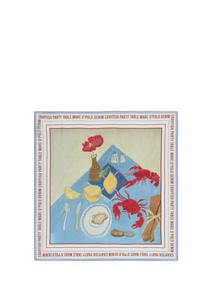 Obrus z czerwonym rakami, cytryną, ostrygą, widelcem, nożem, solniczką i pieprzniczką, chlebem, wazonem na kwiaty na niebieskim i beżowym tle.