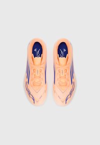 adidas Performance F50 CLUB UNISEX - Botines de fútbol sala - beam orange/lucid blue/ftwr white