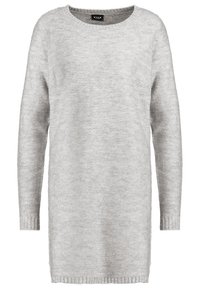 Grå stickad tröja med rundad halsringning, långa ärmar och ribbade manschetter. Har ett texturerat tyg med en avslappnad passform.