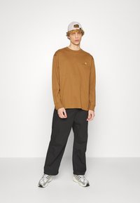 Carhartt WIP AMERICAN SCRIPT - Topper langermet - hamilton brown
