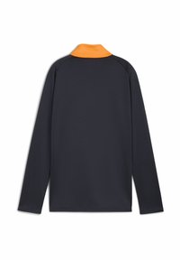 Polo a maniche lunghe di colore blu scuro con colletto arancione. Tessuto liscio con vestibilità classica, presenta un design semplice e senza loghi visibili.
