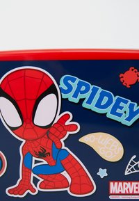 Punainen ja sininen grafiikka, jossa on Spider-Man, nimetty "SPIDEY," keltaisessa puhekuplassa lukee "MENKÄÄ-VERKKO- MENKÄÄ!" tumman taustan päällä.