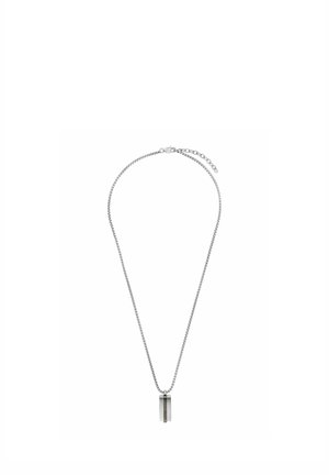 Collar de cadena plateada con un colgante rectangular liso y plano colgado en el centro sobre un fondo blanco.