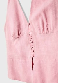 Rosa Leinenbluse mit tiefem V-Ausschnitt, gerafftem Brustbereich und sieben Knopfdetails auf der Vorderseite, mit einer leicht strukturierten Oberfläche.