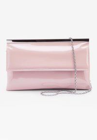 Różowa torebka kopertówka z lakierowanej skóry, na błyszczącej srebrnej łańcuszkowej rączce, prostokątny kształt, o lśniącej powierzchni. Posiada srebrny akcent na górze.