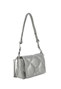 Borsa a tracolla in ecopelle argentata trapuntata con tracolla regolabile, dettagli in catena e accentuazione a logo circolare sul davanti. Finitura testurizzata.