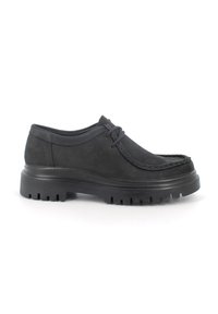 Scarpe in pelle nera con una texture liscia, punta arrotondata e suola spessa e robusta. Presentano lacci e cuciture decorative lungo la parte superiore.