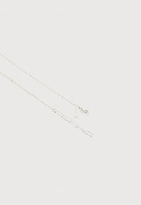 Λεπτό ασημένιο κολιέ αλυσίδας με μικρή ορθογώνια πλακέτα και κούμπωμα με κλειδαριά αστακού σε λευκό φόντο.