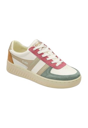 Baskets blanches avec des rayures beiges, une zone de laçage rose, un bout vert, un détail orange au talon, des lacets blancs et une semelle beige, avec la marque "Gola" sur le côté et la languette.