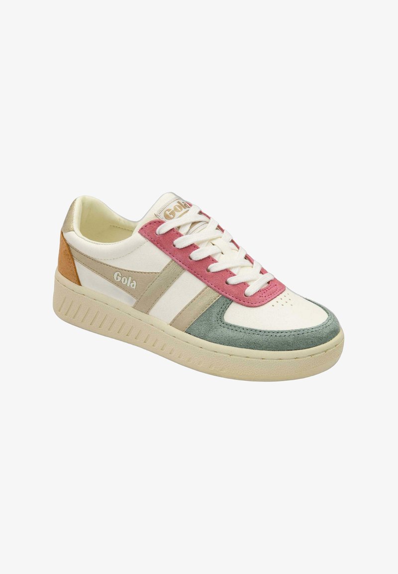 Hvid sneaker med beige striber, lyserødt snørebåndsområde, grøn tå, orange hældetalje, hvide snørebånd og beige sål, med mærket "Gola" på siden og tungen.