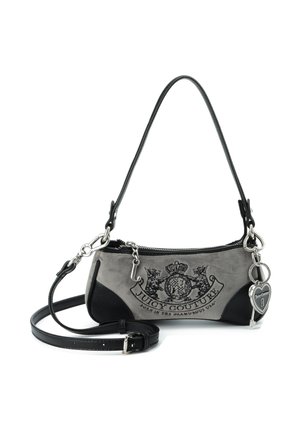 Kleine Juicy Couture Handtasche mit grauem Veloursleder vorne, schwarzen Lederapplikationen, verstellbarem Riemen und herzförmigem Schlüsselanhänger.