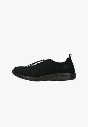 Baskets noires en daim avec un design courbe, des accents en maille et une semelle en caoutchouc texturé. Elles sont dotées de lacets élastiques et d'une languette.