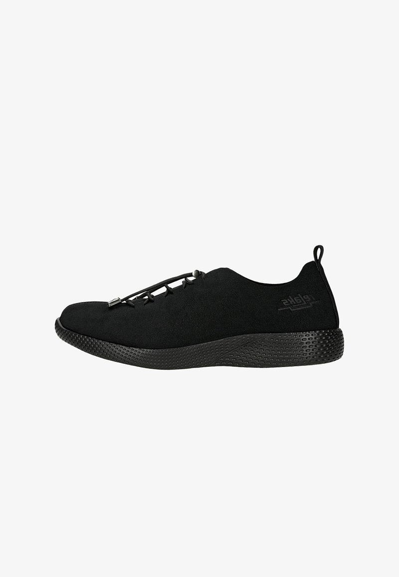 Baskets noires en daim avec un design courbe, des accents en maille et une semelle en caoutchouc texturé. Elles sont dotées de lacets élastiques et d'une languette.