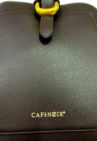Borsa a tracolla in pelle marrone scuro con texture, dotata di una fibbia dorata e del logo "CAFèNOIR" in oro centrato vicino al bordo inferiore.