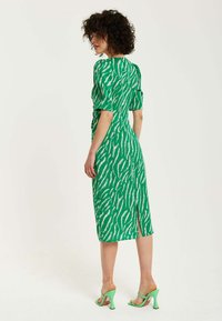 Liquorish ZEBRA PRINT KNOT FRONT MIDI WITH SHORT SLE - Day dress - green