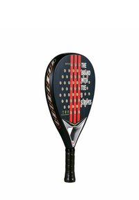 Zwarte padelracket met rode strepen, ronde gaten en merktekst. Rubberen grip met een textuurafwerking en een hoekig ontwerp bij de kop.