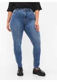 Zizzi AMY MIT HOHER TAILLE - Vaqueros slim fit - blue denim