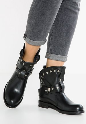 Cowboy-/Bikerstiefelette - black