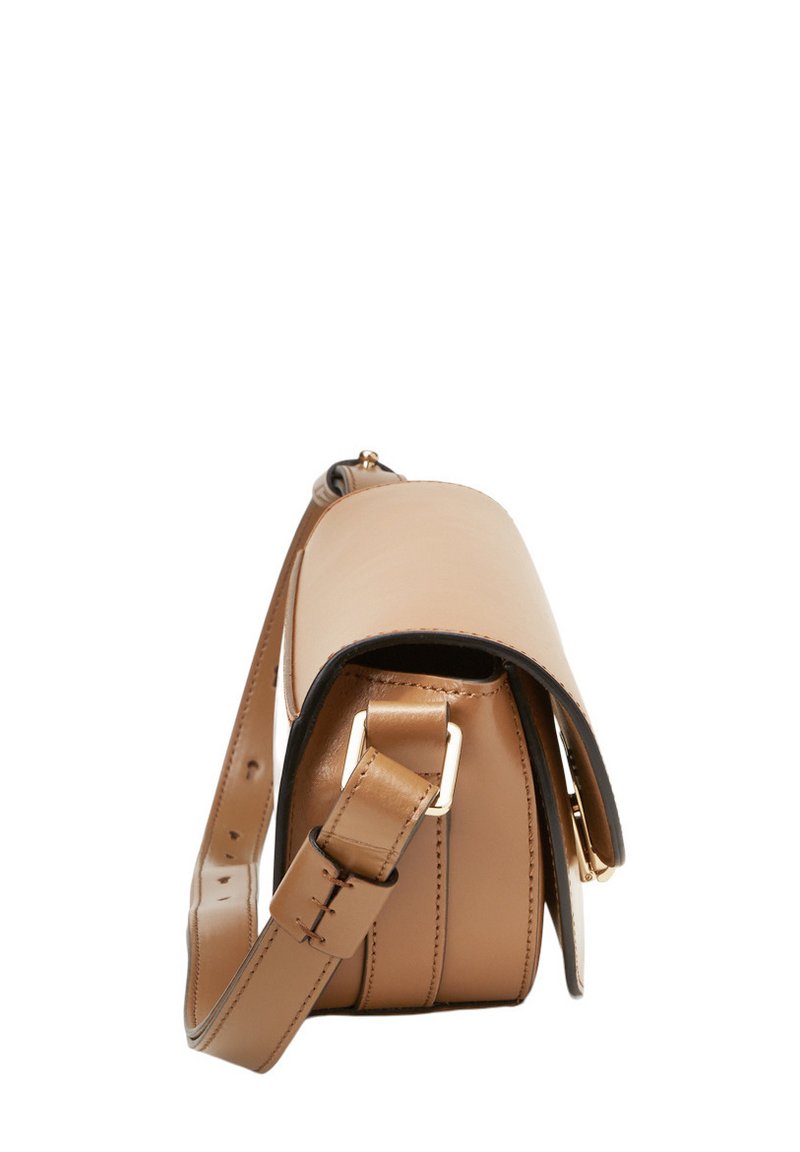 Helleleder-Crossbody-Tasche mit Klappenverschluss, verstellbarem Träger und goldenen Beschlägen. Glatte Textur mit kontrastierenden Kanten. Rechteckige Körperform.