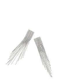 Orecchini in argento con una parte superiore rettangolare caratterizzata da linee orizzontali e catene pendenti. Metallo testurizzato con piccoli dettagli decorativi.