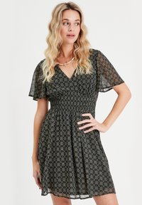 Schwarzes Blumenkleid mit kurzen, schwingenden Ärmeln, strukturiertem Stoff, V-Ausschnitt und taillierter Taille, mit einem schwingenden Rock und verspieltem Muster.