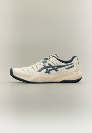 Hvid og navy Asics Gel-Challenger træningssko med perforeret overdel og polstret sål vist i højre sideprofil.