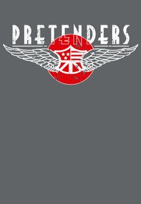 Graphic t-shirt met het woord "PRETENDERS" in verouderde witte tekst boven een rood cirkelsymbool met gestileerde vleugels en symbolen. Grijze achtergrond.