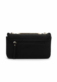 Bolso de mano de tela negra con cadena dorada, bolsillo trasero con cremallera y detalles de costura texturizada a lo largo del borde superior.