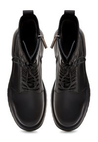 Botas de tobillo de cuero negro con punta redonda, cuello acolchado, cierre con cordones en la parte delantera y cremalleras dobles a los lados para un fácil acceso. Suelas de goma.