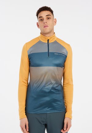 Sportieve lange mouwen shirt met een ritssluiting halssluiting, oranje-geel bovenstuk en een blauwe gradient met een gaaspatroon over de borst.