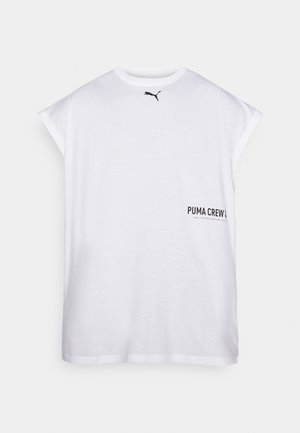 Hvit bomull t-skjorte med rund hals, korte ermer, og en liten svart Puma-logo på brystet samt "PUMA CREW" tekst på siden.