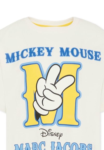 Witte T-shirt met een groot "M" in geel en blauw, met een Mickey Mouse-handafbeelding die een vredesteken maakt, en de tekst "Mickey Mouse" erboven.