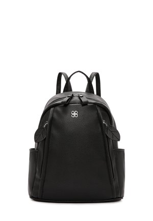 Sac à dos en cuir noir texturé avec une forme arrondie, deux zips, des accents en forme de feuille et des bretelles réglables. Poches latérales pour un rangement supplémentaire.