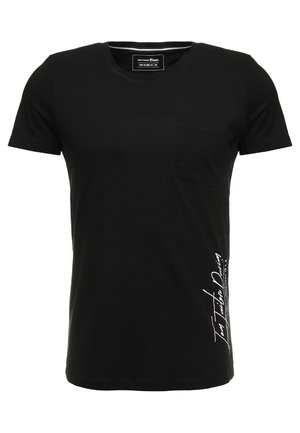 Sort t-shirt med korte ærmer og rund hals med en lille brystlomme og hvid kursiv tekst trykt lodret på nederste højre side.
