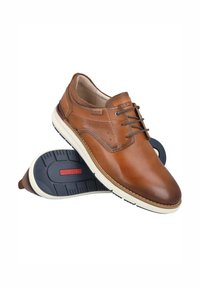 Zapatos de vestir de cuero marrón con un acabado suave, punta redonda y diseño de cordones. Suela de goma color crema con acentos texturizados y logo de la marca.