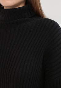 MARCIANO BY GUESS Sweter