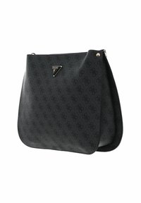 Sac noir à épaule fabriqué en matériau synthétique à motifs, avec un accent logo en triangle et du matériel en métal argenté, possédant un design lisse et structuré.