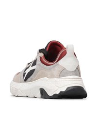 Sneaker sportivo da uomo in suede grigio e nero con accenti bianchi, dotato di suola testurizzata, interno imbottito e linguetta sul tallone.