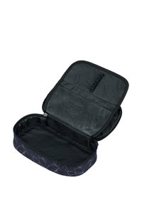 Černé pouzdro na zip s geometrickým vzorem. Vnitřek má hladkou texturu a elastické pásky spolu s oddělenou kapsou pro organizaci.