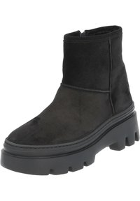 Botines negros de ante con suela gruesa de goma, con punta redondeada y diseño minimalista. Detalle de costuras a lo largo de la base.