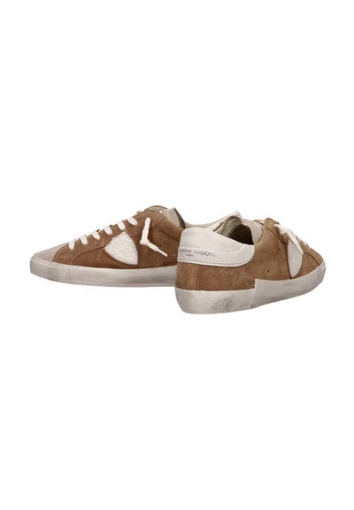 Sneaker in suede marrone con accenti in pelle bianca, punta tonda, suola piatta in gomma, lacci a contrasto e finitura testurizzata.