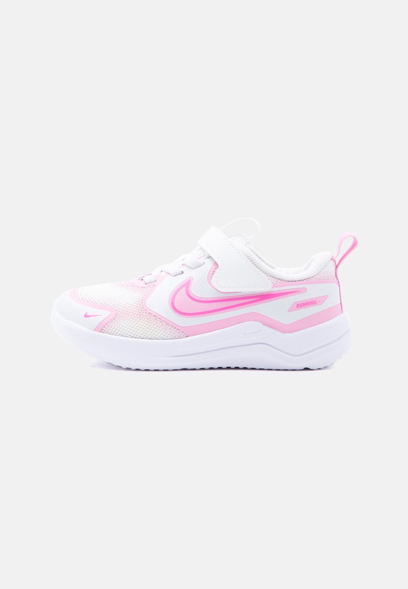 Hvid og lyserød børnesportsko med mesh-overdel, velcrorem, trække-flig og Nike-logo på siden og sålen.