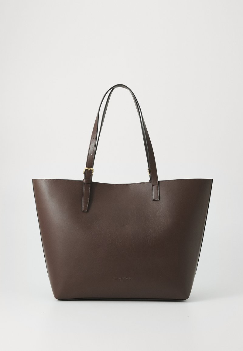 Braune Leder-Tasche mit glatter Oberfläche, ausgestattet mit zwei langen Griffen und einem weiten, offenen Design. Goldene Akzentbeschläge sind sichtbar.